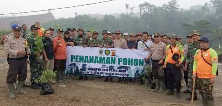Dukung Polri Peduli Penghijauan Forkopimcam Pamulihan Tanam Pohon di Tanah Kas Desa Ciptasari