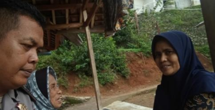 Eroh Sumringah Warungnya Raih Program Tali Asih