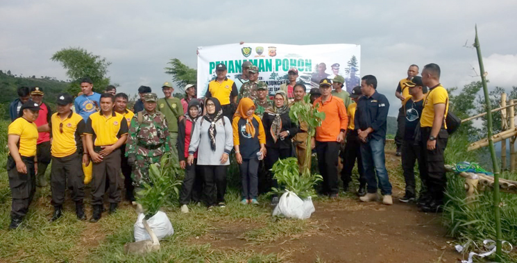 Forkompimda Kabupaten Sumedang Tanam 1.500 Pohon di Gunung Gajah Desa Gunturmekar