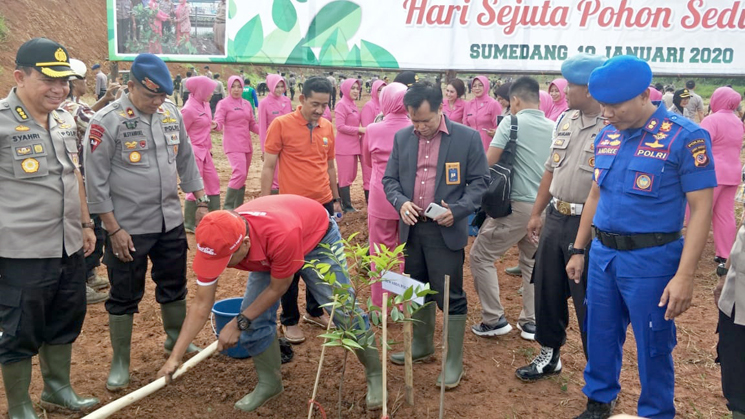 Hari Sejuta Pohon Sedunia 2020 “Polri Peduli Penghijauan” Gelar Penanaman Pohon di Gunung Geulis