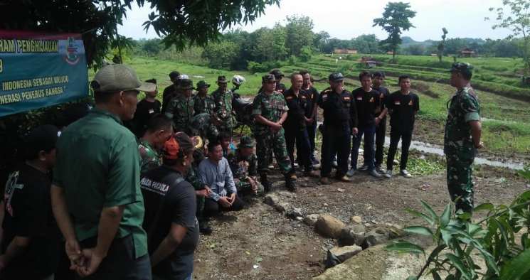Hijaukan Kembali Indonesia TNI Polri Tanam pohon