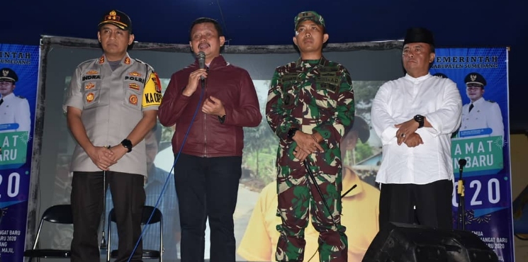 Meski Diguyur Hujan Bupati Sumedang Bersama Ribua