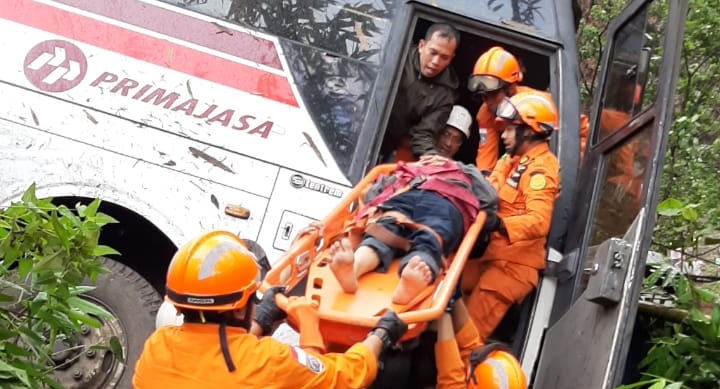 Rem Blong Primajasa Jurusan Garut Bekasi Terjun