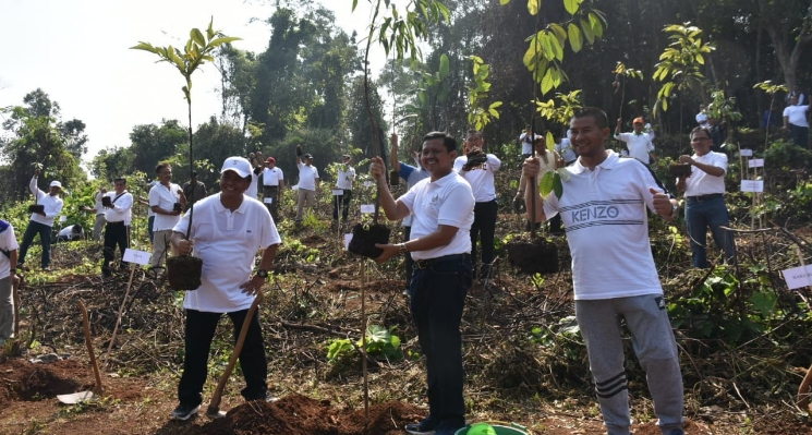 Serentak Jajaran Pemkab Sumedang Tanam Pohon