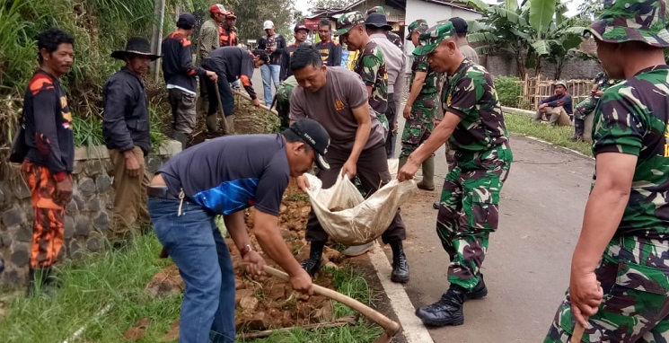 Tiga Pilar Desa Kadakajaya Bersama Warga Bergotong Royong Bersihkan Selokan Hindari Banjir