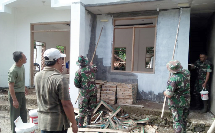Jajaran Koramil PWK Laksanakan Karya Bhakti Bersama Warga Rehap Masjid Al Hajiri