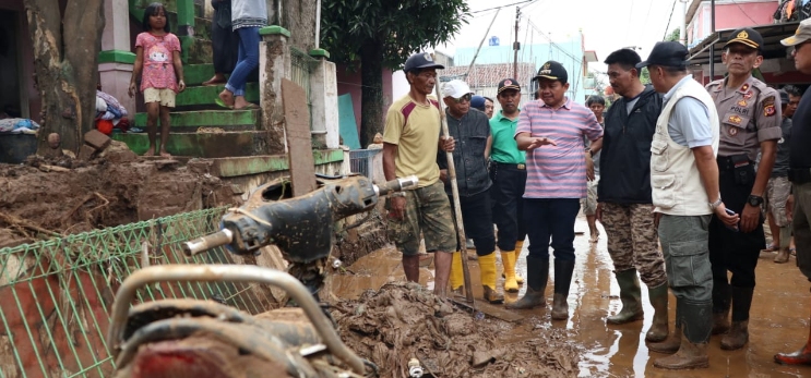 Jajaran Pemkab Tinjau dan Berikan Sembako Bagi