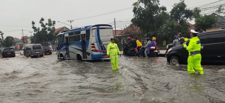 Jalan Raya Bandung Garut Kembali Banjir 1