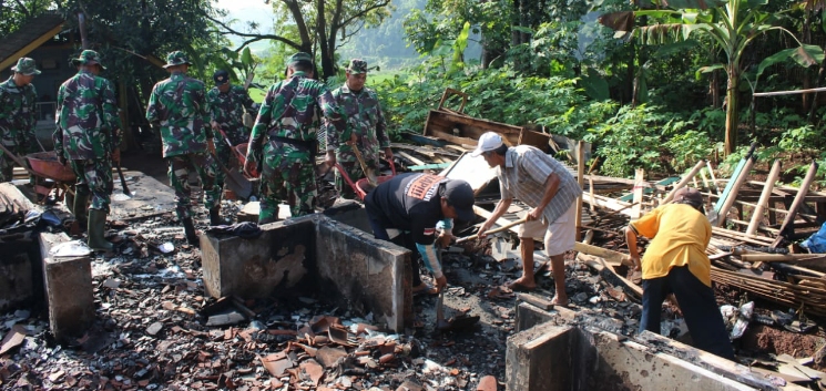 Koramil 1010 Darmaraja Laksanakan Karya Bakti 2