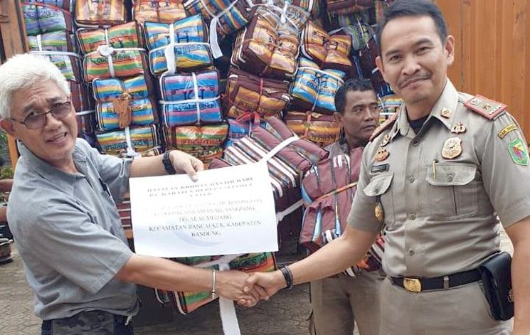 Peduli Korban Banjir PT Kahatex Bagikan 3000 Selimut untuk Warga 7 Desa di Kab Bandung