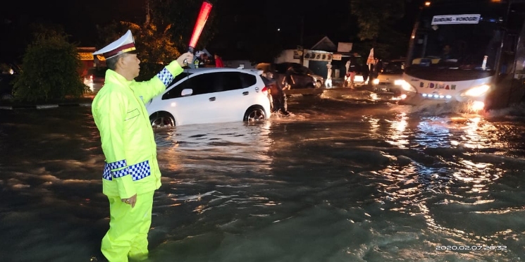 Saluran Drainase Kewalahan Tampung Air Jalan Raya