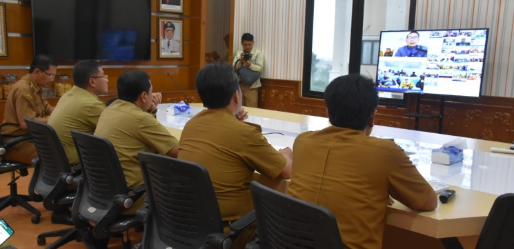 Bahas Covid 19 Gubernur Jabar Tele Conference den