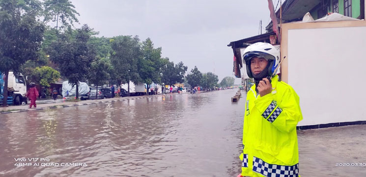 Banjir Menerjang Jalan Raya Bandung Garut Saat Virus Corona Menghantui