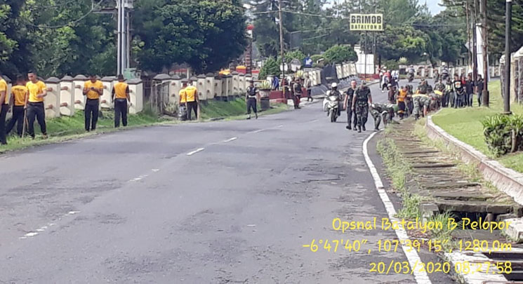 Bersama Warga Batalyon B Pelopor Satbrimobda Jabar Gelar Beberesih di Sekita Mako 7