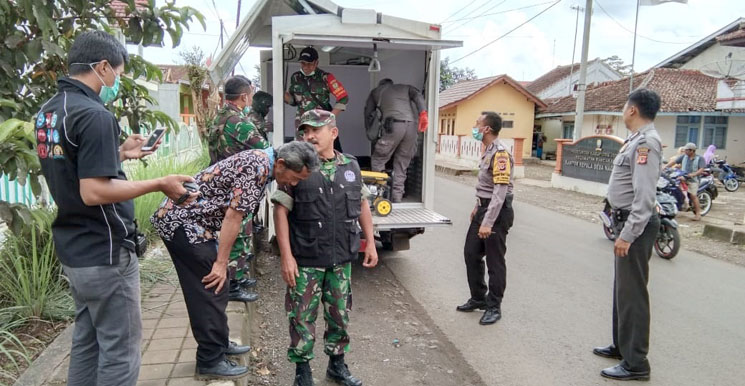 Blusukan Danramil 1006 Sosialisasikan Bahaya Virus Corona ke Desa desa di Rancakalong 1