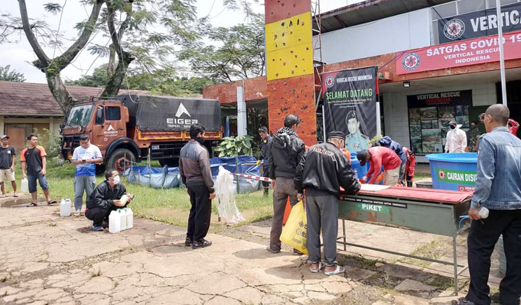 Cegah Penyebaran Covid 19 Basarnas Jabar Bagikan Cairan Disinfektan Gratis