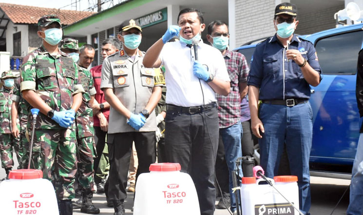 Cegah Penyebaran Covid 19 Pemkab Sumedang Semprotkan Disinfektan ke Sejumlah Ruang Publik