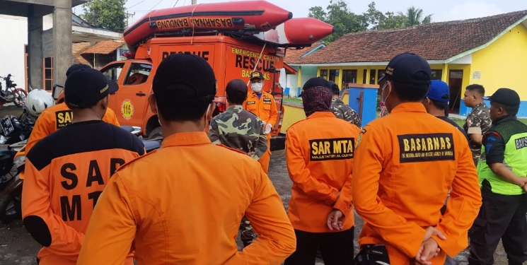 Dihimbau Gunakan APD Tim SAR Gabungan Lanjutkan P