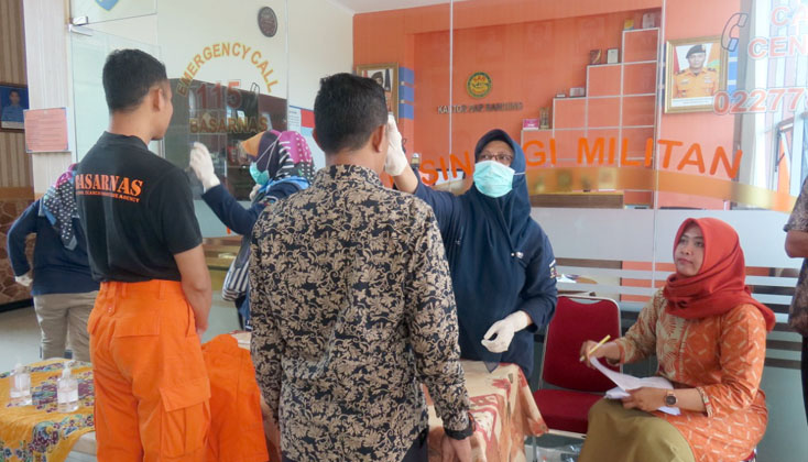 Kantor SAR Bandung Cek Suhu Tubuh dan Skrining Faktor Resiko Covid 19 Kepada Seluruh Pegawai