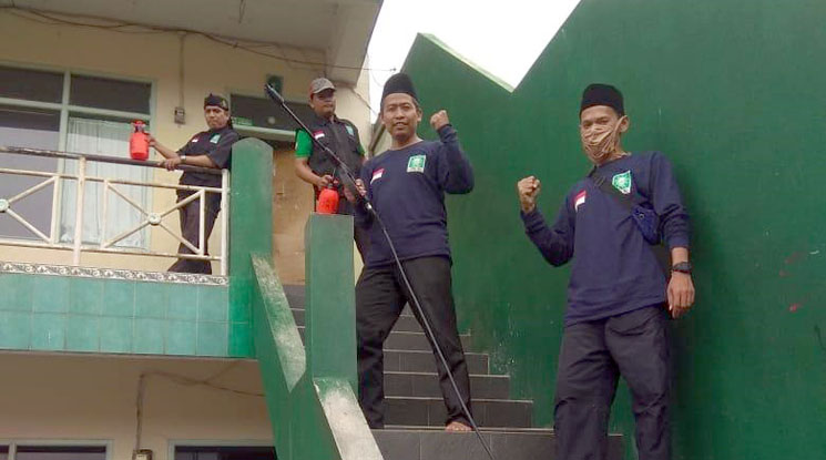 LPBI NU Sumedang Laksanakan Penyemprotan Disinsfectant di Mesjid Besar Tanjungsari dan Ponpes Al Mahmud