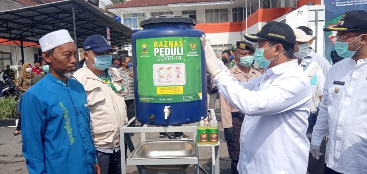 Sediakan Tempat Cuci Tangan Baznas Sumedang Siapk