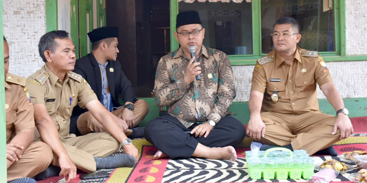 Wabup Sumedang Bagikan Puluhan Paket Sembako dan Bantuan Rutilahu di Dusun Pasir Kec Rancakalong 1