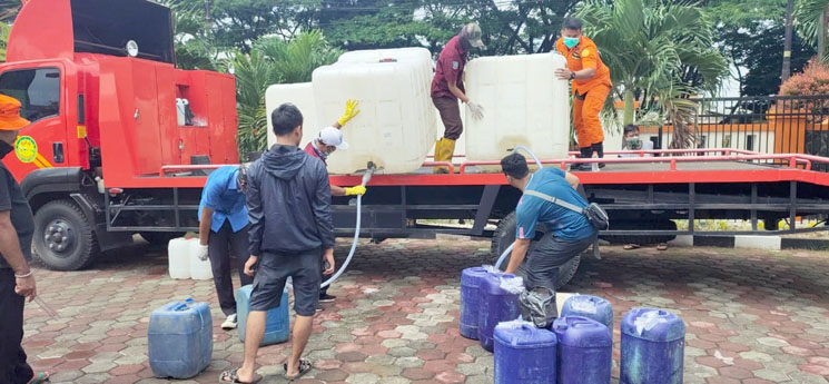 6000 Liter Kedua Basarnas Kantor SAR Bandung Bagikan Cairan Disinfektan Gratis 2