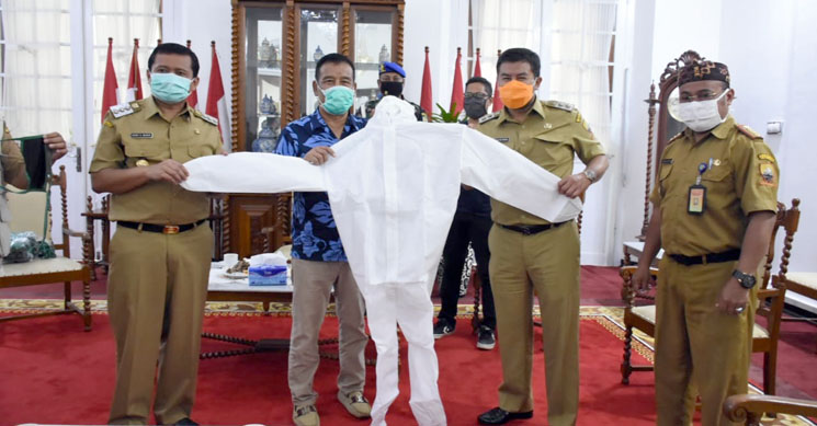 Diterima Bupati Sumedang H. Umuh Berikan Bantuan 4.000 Masker dan 300 APD