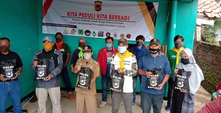 Kader Konservasi dan Kelompok PA Bandung Salurkan