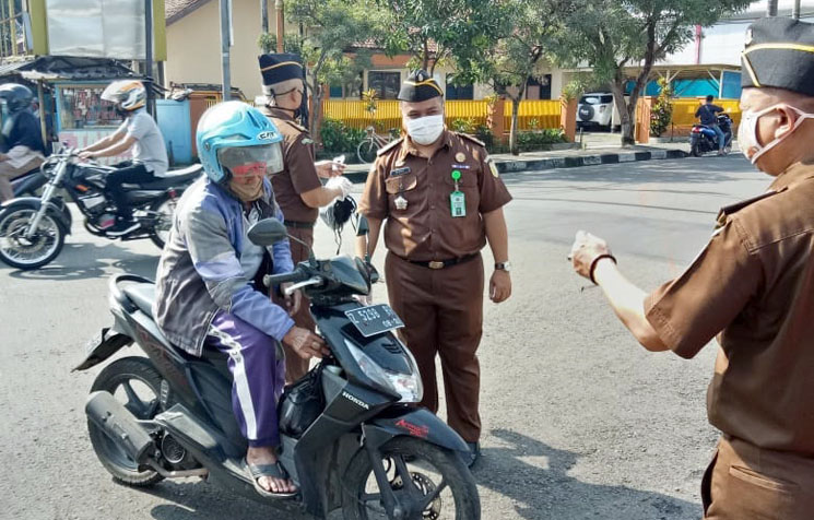 Kejari Sumedang Bersama IADK Bagikan Ribuan Masker Kepada Pengguna Jalan