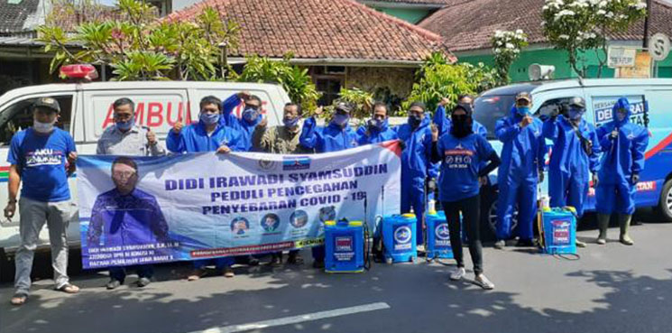Lakukan Penyemprotan Disinfektan Demokrat Ciamis Edukasi Warga Cegah Penularan Covid 19 1