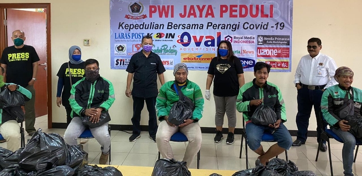 PWI Jaya Peduli Bagikan Sembako tuk Pekerja Harian