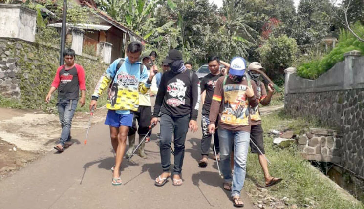 Secara Mandiri Pemuda Pasirbiru Rancakalong Laksanakan Penyemprotan Disinfektan