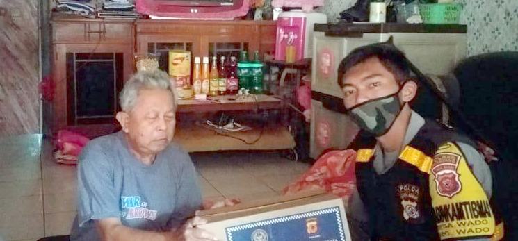 Aparat Polres Sumedang Salurkan Bantuan dari Kemenpar untuk Juru Kunci Makam Puncak