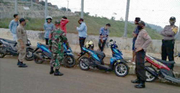 Cegah Covid 19 Polsek Rancakalong Laksanakan Patroli Gabungan Bubarkan Kerumunan Warga