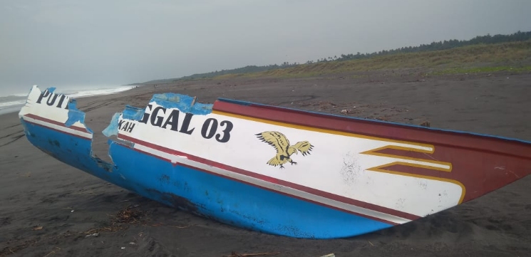Perahu Nelayan di Pantai Jayanti Terbalik Sidiq