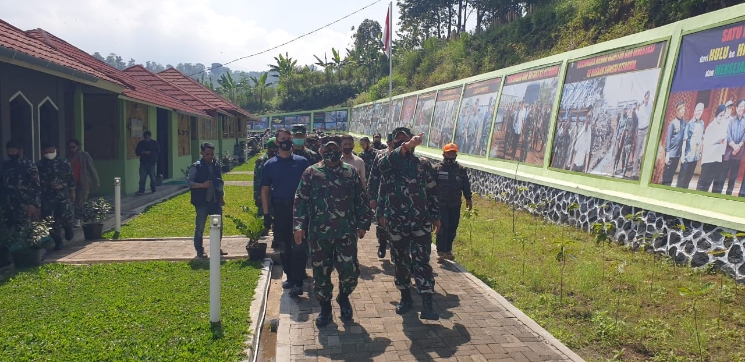 Pangdam Tanam Baros di Posko Sektor 21 Citarum