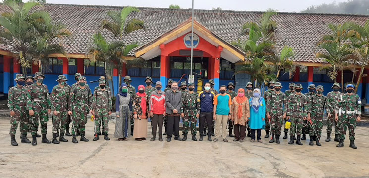 Cegah Covid 19 Yonif R 301Pks Bersihkan Seluruh Fasilitas SDN Palasah Citimun 1