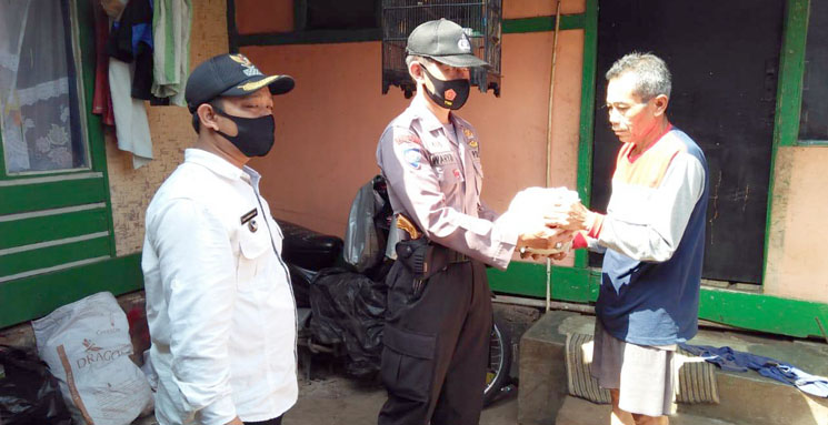 TNI Polri Kembali Salurkan Sembako Kepada Warga Terdampak Covid 19 di Sumedang