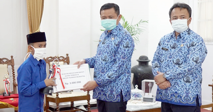 Pemkab Sumedang Berikan Penghargaan Kepada Kafilah Peraih Prestasi pada MTQ XXXVI Tingkat Jabar 2020