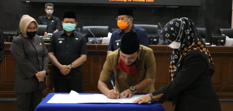 DPRD Bersama Pemkab Sumedang Tandatangani Nota Kes