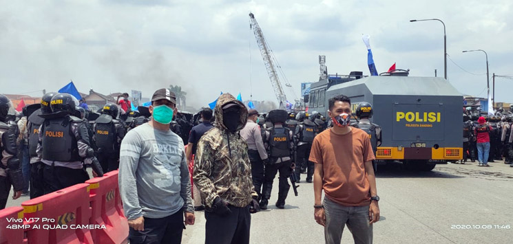 Tolak Omnibus Law Ribuan Buruh Sumedang Long March di Jalan Raya Bandung Garut