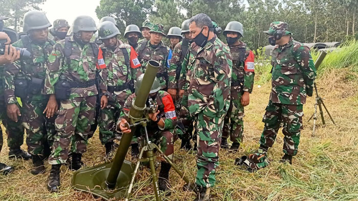 90 Prajurit Yonif R 301 PKS Ikuti Latihan Penggunaan Senjata Kaliber Besar