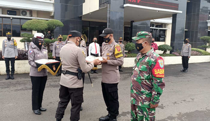 Bersama TNI Kapolres Sumedang Bagikan Ribuan Kilo Beras Kepada Warga Terdampak Covid 19