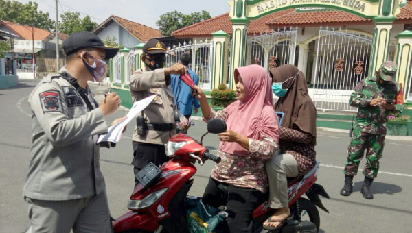 Cegah Sebaran Covid 19 Polsek Bersama Satpol PP Leuwimunding Terus Sosialisasikan Prokes 3M