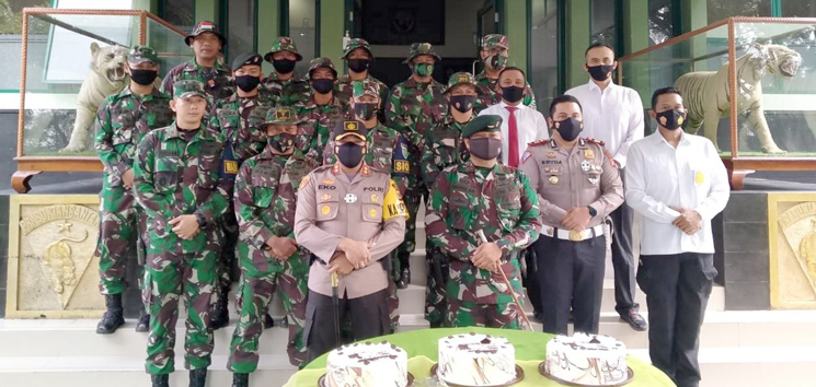 Kapolres Sumedang Datangi Yonif R 301 PKS Ada Apa