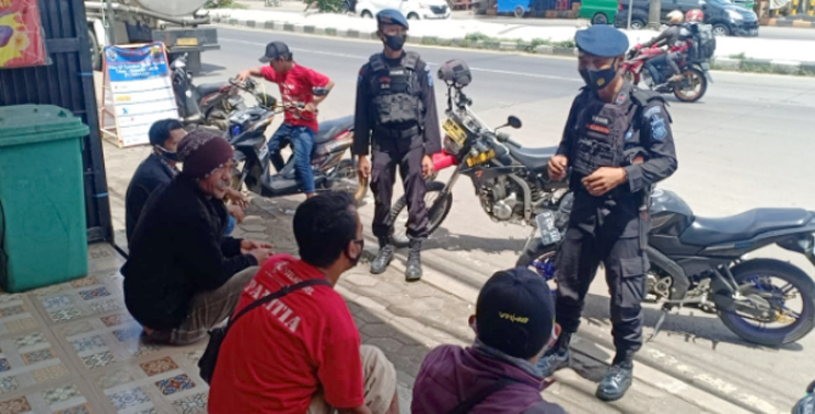Lawan Corona Brimob Polda Jabar Gencar Edukasikan Prokes