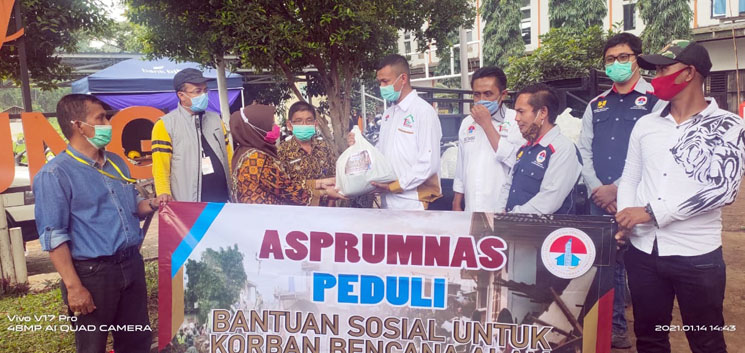 ASPRUMNAS Peduli Bencana Longsor Cimanggung Serahkan Ratusan Paket Sembako dan Uang Tunai Kepada Korban