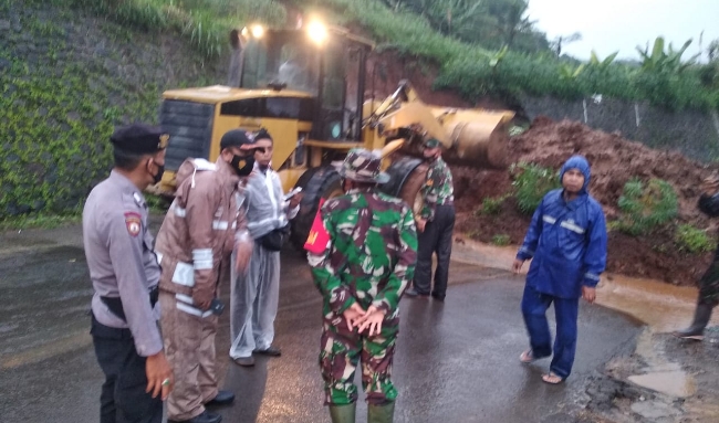 Dandim 0610 Sumedang Pimpin Evakuasi Longsor di Pa