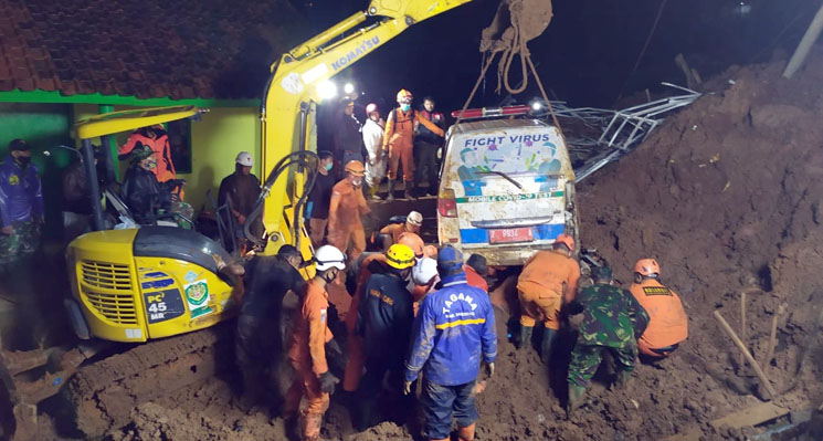 Evakuasi Warga Danramil Cimanggung Bersama Kasi Trantib dan Kasi Kedaruratan BPBD Sumedang Meninggal Tertimpa Longsor